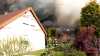 Mehrere Lagerhallen in Brand: Feuerwehr im Großeinsatz: Feuer breitete sich rasant aus und drohte auf Wohnhäuser zu greifen