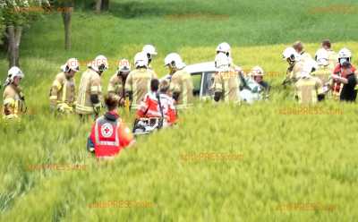 Tödlicher Crash: PKW rast über Kreisverkehr, fliegt 90 Meter durch die Luft und überschlägt sich: Fahrerin (77) stirbt noch an Unfallstelle