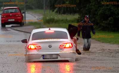 Fahrer bleibt in Überschwemmung 