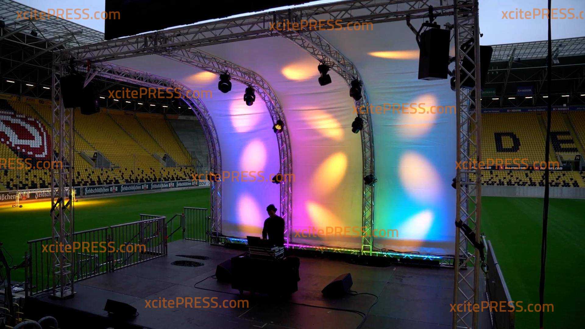 Nach UEFA-Verbot: Rudolf-Harbig-Stadion mit Regenbogenfarben-Aktion im Stadion: Pavillon und Eingangsbereich in Regenbogen-Look bei Public-Viewing