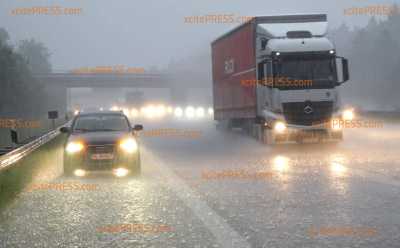 Schwere Unwetter über Bayern - Umgestürzte Bäume und überflutete Straßen: Extreme Unwetter auch heute im Süden Deutschlands sowie Österreich erwartet