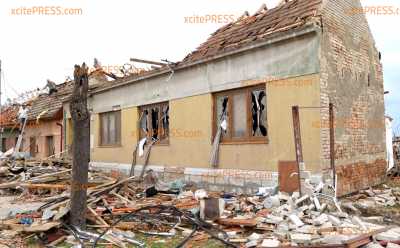 Verwüstung durch Tornado in Tschechien: Tote und über 200 Verletzte: Katastrophale Zustände - Situation wie in Krieg - Armee für einen möglichen Hilfseinsatz in Bereitschaft