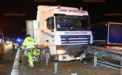 Nach Reifenplatzer: LKW kracht zunächst in PKW und dann in Leitplanke: Insgesamt 5 Verletzte - Bergung bis in den späten Abend