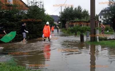 Hochwasser in Ostsachsen - Wesenitz tritt über die Ufer: Starkregen setzt Grundstücke unter Wasser, Straßen überflutet - auch Keller eines Seniorenheims betroffen