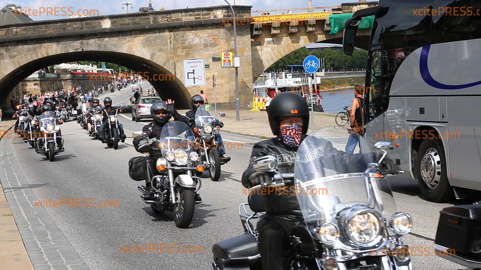 Hunderte Biker zu Harley-Parade in Landeshauptstadt: Viele Schaulustige