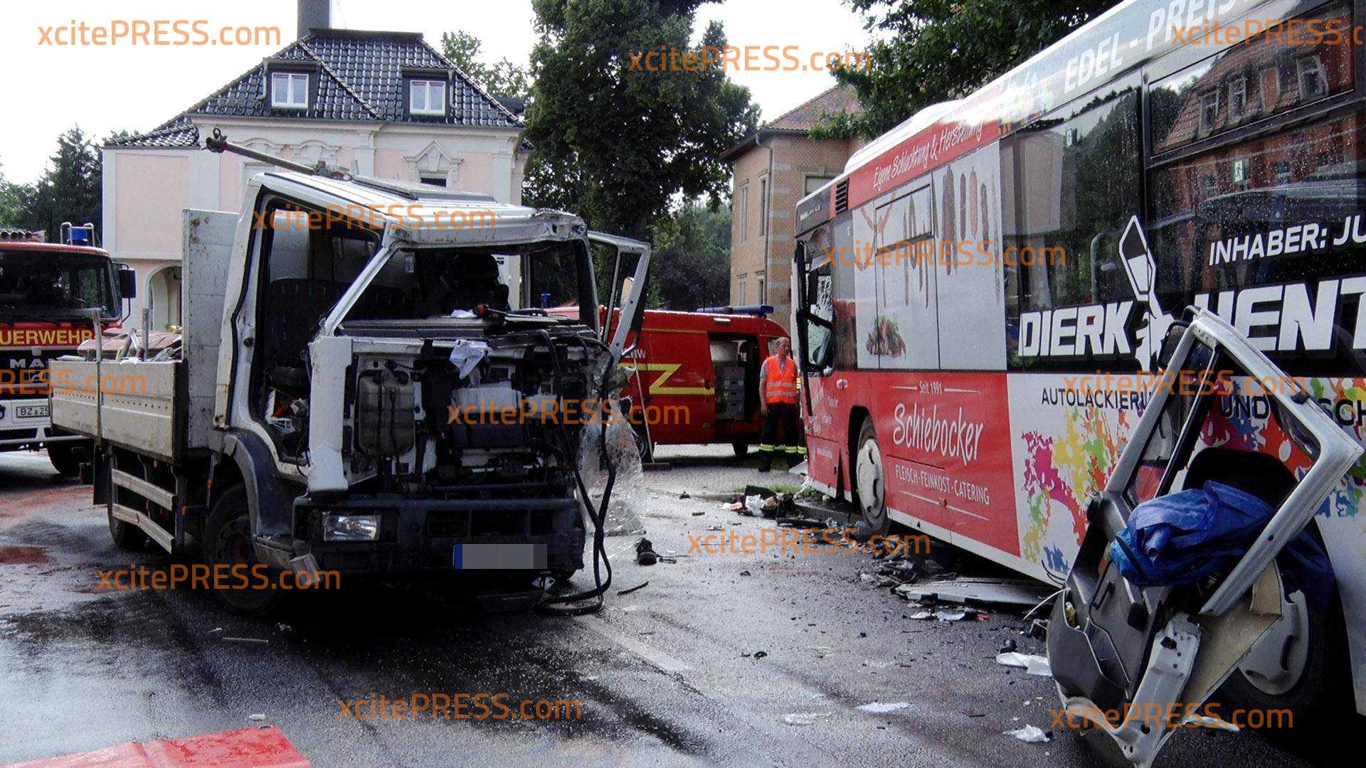 LKW kollidiert mit Linienbus: Fahrer muss von Feuerwehr befreit werden, mindestens eine weitere Person verletzt
