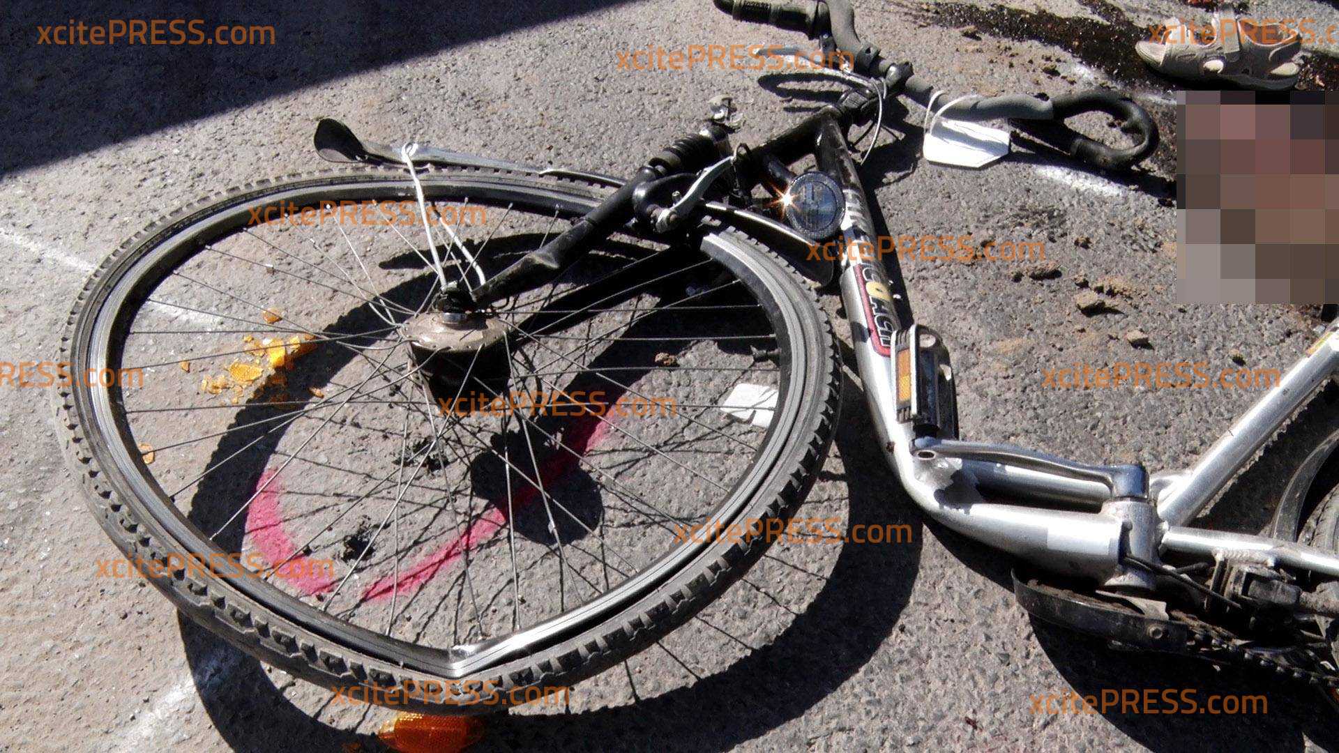Baustellen-LKW überrollt Fahrrad: Radfahrerin (77) schwerst verletzt