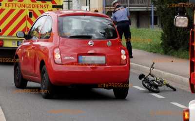 Junge auf Fahrrad wird von Auto erfasst und verletzt: Kind war vorher offenbar auf Gehweg ins Straucheln geraten