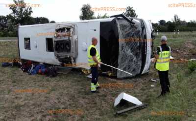 Schweres Busunglück - Reisebus kippt auf A13 um: Mehrere Personen schwer verletzt