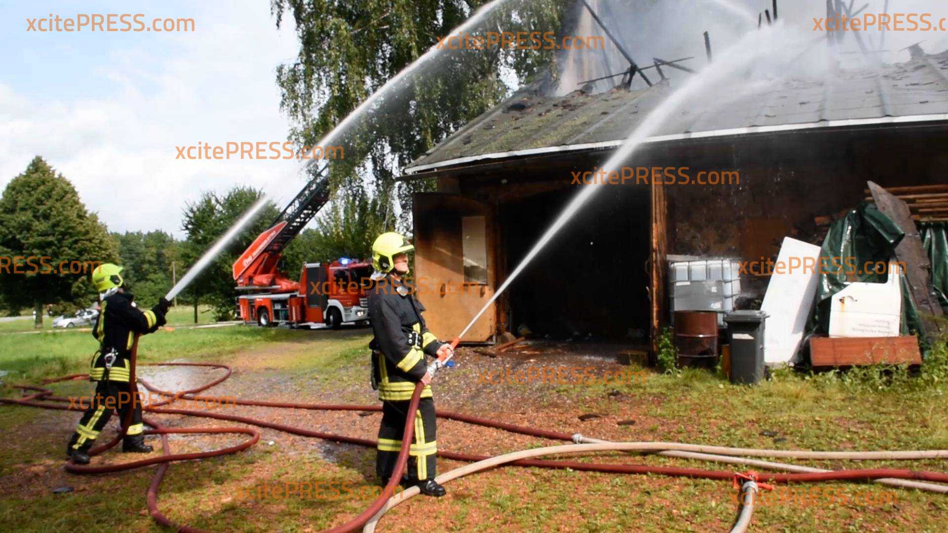 Scheune in Brand: Länderübergreifender Feuerwehreinsatz