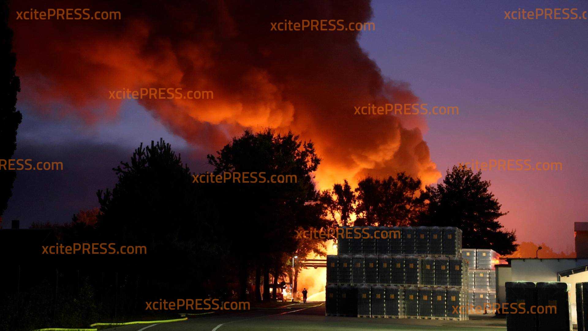 Großbrand zweier Lagerhalle: Riesige Rauchwolke - Warnapp 