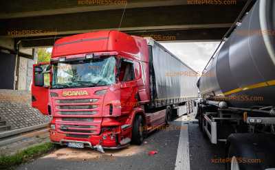 LKW kracht auf Tanklaster: Autobahn in Richtung Dresden zeitweise voll gesperrt