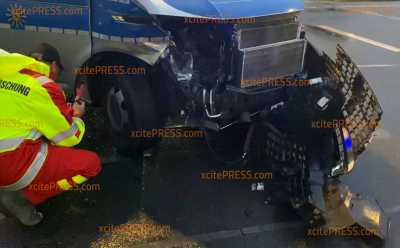 Audi kollidiert mit Polizeifahrzeug: Beamten wollten mit Sondersignal zum Einsatzort