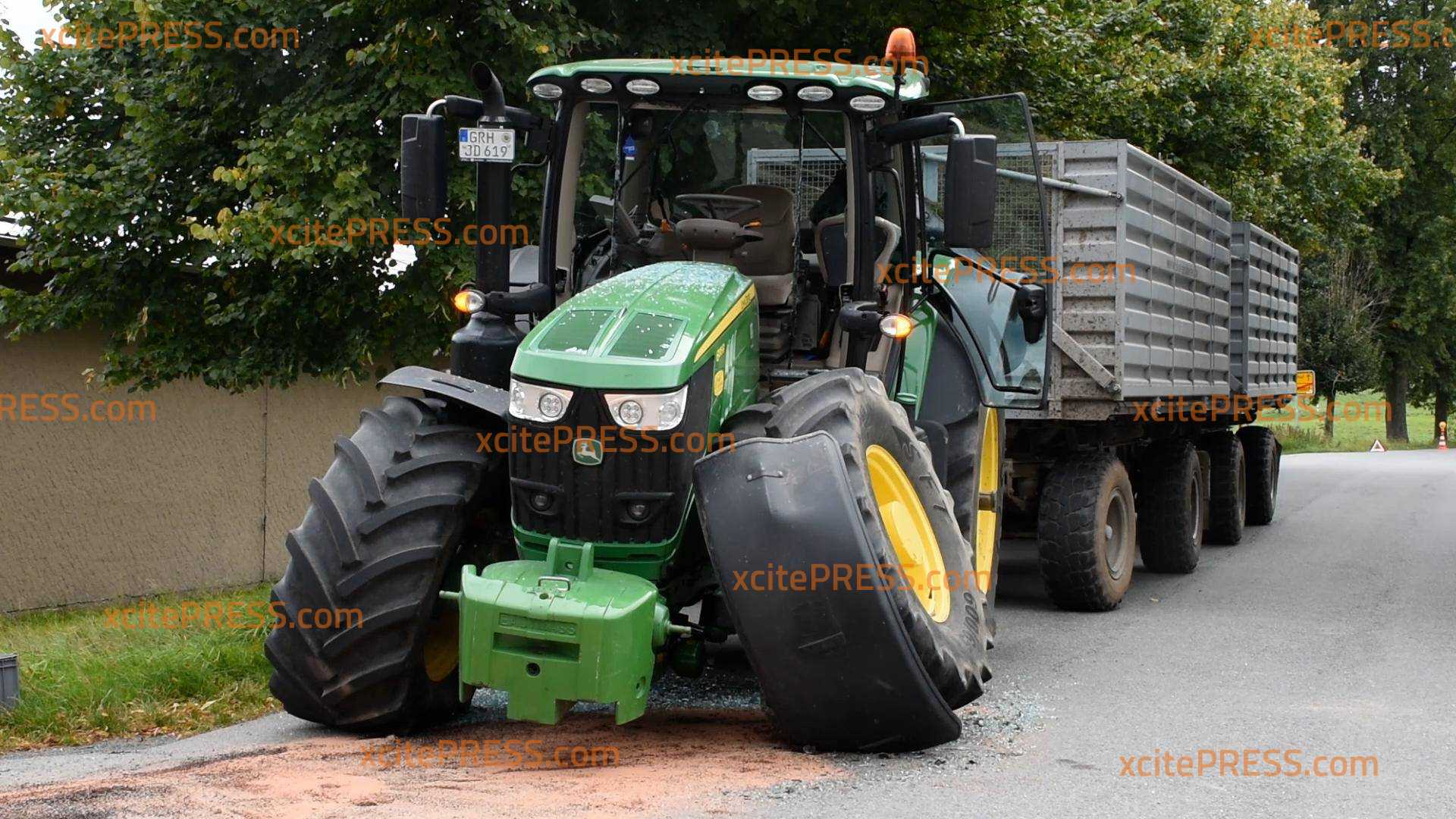 Verkehrsunfall zwischen Traktor und Elektroauto: Zwei Verletzte nach Frontalcrash