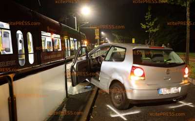 PKW kollidiert mit Straßenbahn und kracht in Haltestelle: Frau (63) schwer verletzt
