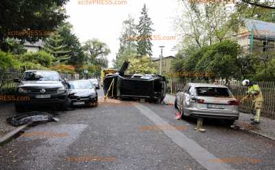 SUV kracht gegen mehrere Fahrzeuge und bleibt auf Seite liegen: Fahrer verletzt