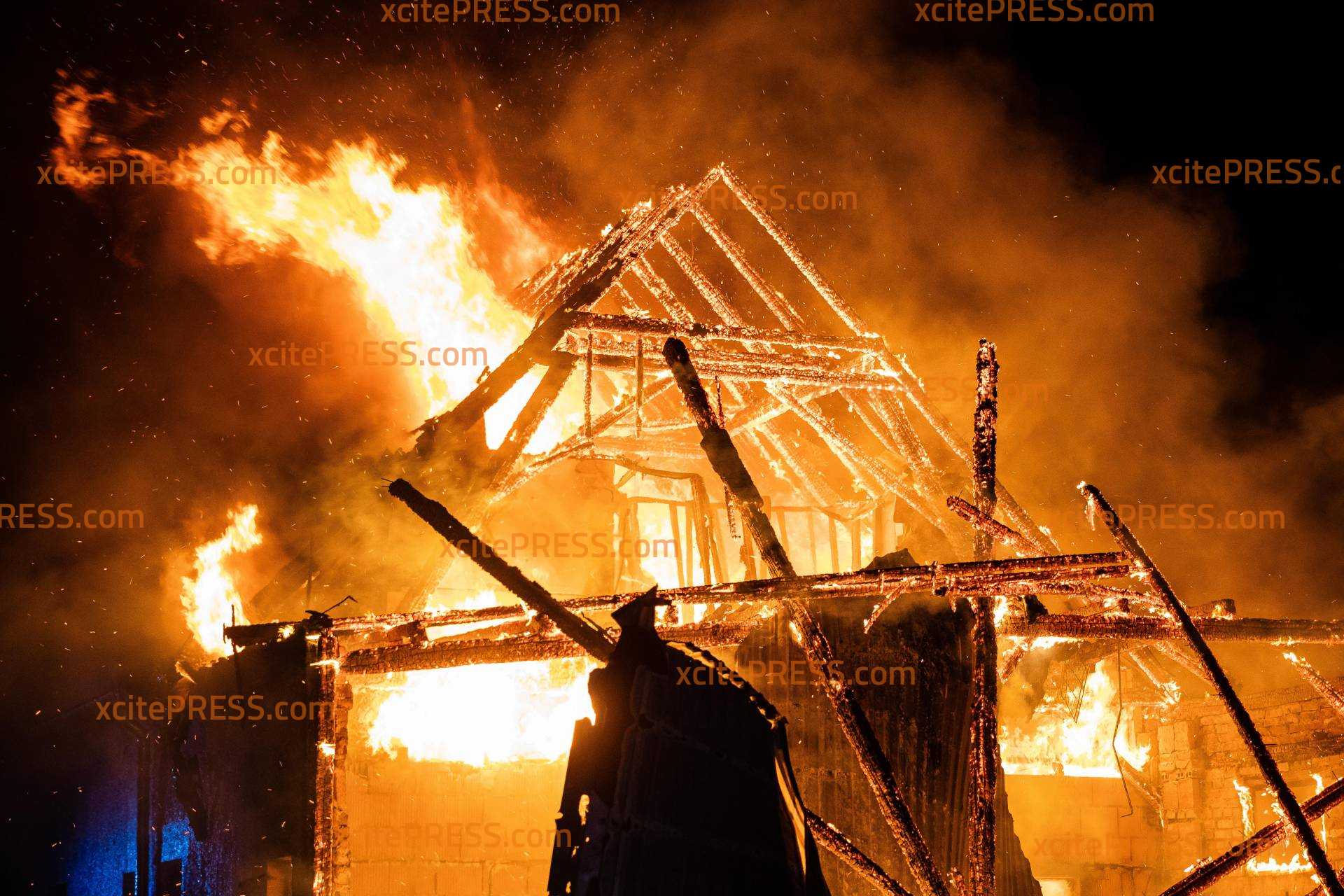 Flammeninferno in Dorf nahe Bautzen!: Brand an einem Wohnhaus - ein Mann verletzt