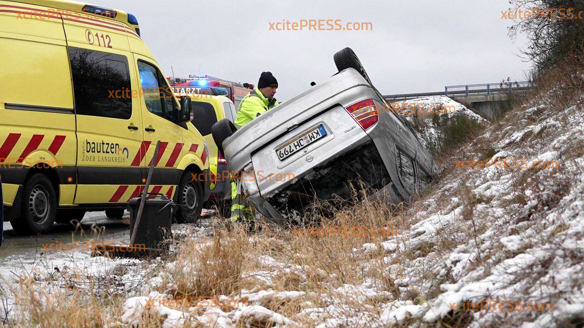 Auto landet nach Unfall auf dem Dach: Schnee und Matsch sorgen für Glatte Straßen 