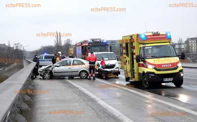 Unfall auf der Dresdener Waldschlösschenbrücke: Auto kracht gegen Geländer - Schutzengel mit an Bord