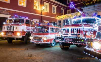 Die Weihnachtsfeuerwehr sorgte wieder für leuchtende Kinderaugen: Feuerwehroldtimer zogen jedes Adventswochenende festlich dekoriert durch die Lausitz