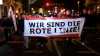 Mit Fackeln und Rauchbomben: 500 Rechtsextreme und Querdenker marschieren durch Greiz: Keine Polizei gegen unangemeldete Demo - Querdenker Security sperrt Straßen ab