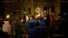 Mit Fackeln und Rauchbomben: 500 Rechtsextreme und Querdenker marschieren durch Greiz: Keine Polizei gegen unangemeldete Demo - Querdenker Security sperrt Straßen ab