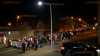Mit Fackeln und Rauchbomben: 500 Rechtsextreme und Querdenker marschieren durch Greiz: Keine Polizei gegen unangemeldete Demo - Querdenker Security sperrt Straßen ab