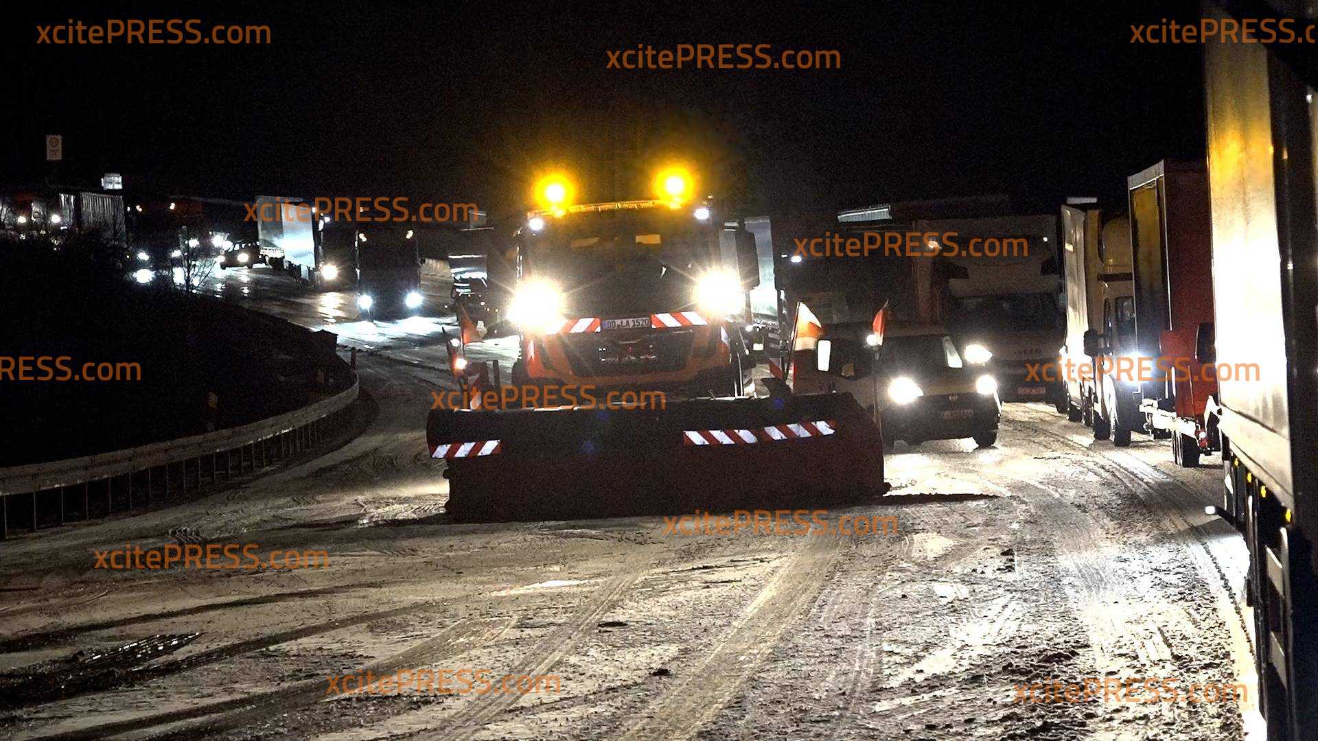 Schneechaos auf der A4: Selbst der Winterdienst steckt fest: Querstehende Fahrzeuge und liegen gebliebene LKW nach heftigem Schneesturm