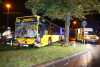 Bus rammt Transporter von Fahrbahn in Gebrauchtwagen-Handel: Vorfahrtsfehler von Transporterfahrer sorgt für vier Verletzte