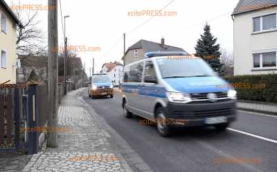 Wegen mutmaßlich bewaffnetem Mann: Polizeieinsatz an Grundschule!: Polizei durchkämmt Ort bei Radeberg