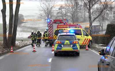 Zwei Verletzte nach schwerem Unfall: PKW kollidieren frontal: Rettungshubschrauber muss wetterbedingt wieder umdrehen