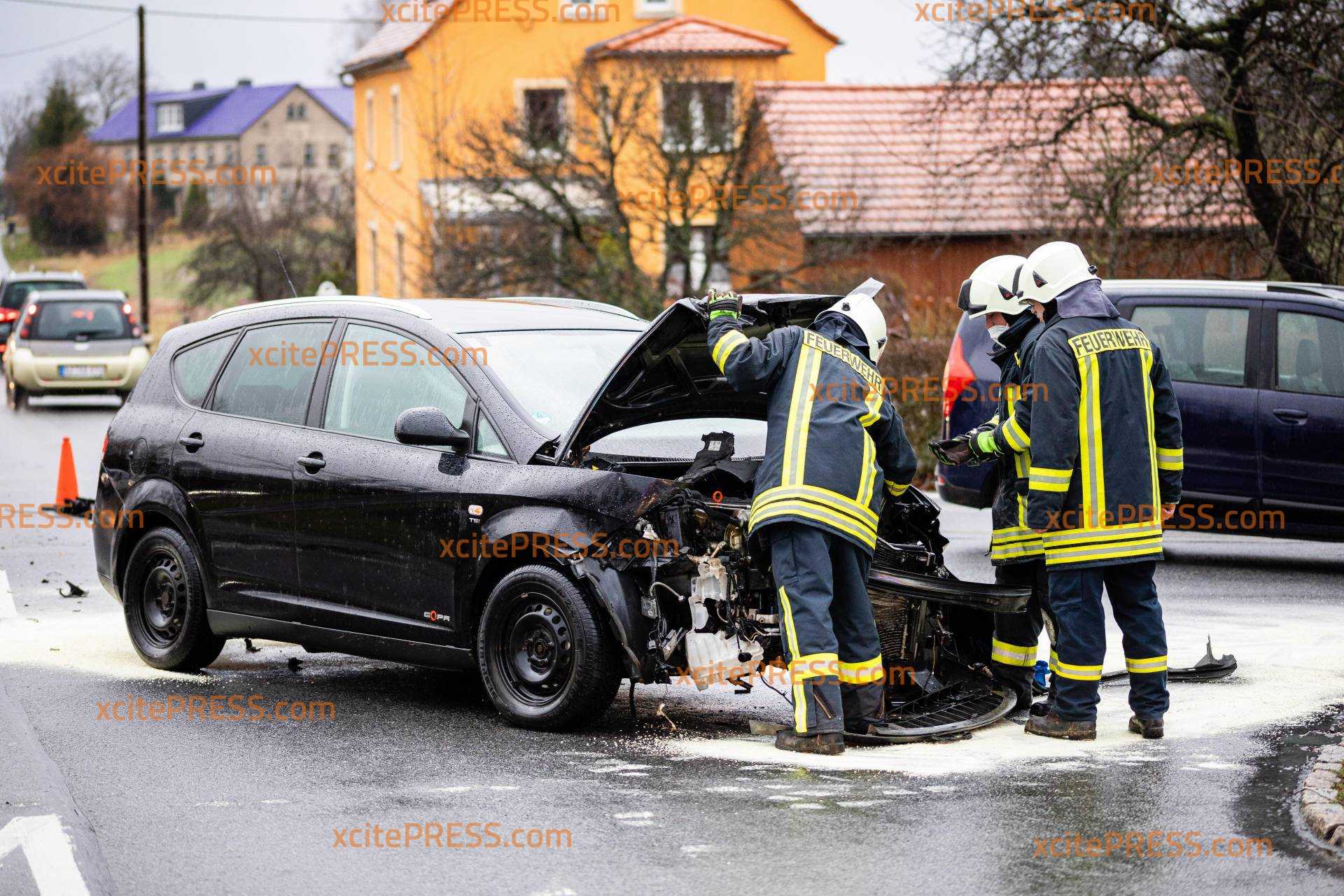 Kreuzungscrash auf Staatsstraße in Steina: Zwei Verletzte und eine Vollsperrung sind die Folge