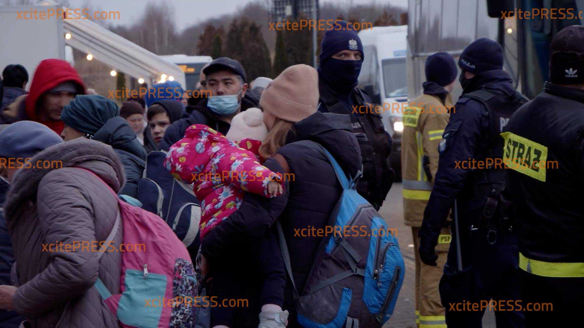 Mehrere Hilfskonvoi auch in der Nacht auf dem Weg zur Ukraine: Tausende Flüchtlinge kommen weiterhin an Notunterkunft in Polen an - auch Radebeuler Feuerwehr unter Unterstützern eingetroffen