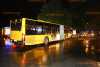 Bus rammt Transporter von Fahrbahn in Gebrauchtwagen-Handel: Vorfahrtsfehler von Transporterfahrer sorgt für vier Verletzte