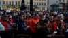 "Sing for Ukraine": Singen für den Frieden - Zeichensetzung für Zusammenhalt: Hunderte Menschen bei Bürgersingen auf dem Neumarkt vor der Frauenkirche