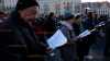 "Sing for Ukraine": Singen für den Frieden - Zeichensetzung für Zusammenhalt: Hunderte Menschen bei Bürgersingen auf dem Neumarkt vor der Frauenkirche