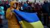 "Sing for Ukraine": Singen für den Frieden - Zeichensetzung für Zusammenhalt: Hunderte Menschen bei Bürgersingen auf dem Neumarkt vor der Frauenkirche