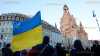 "Sing for Ukraine": Singen für den Frieden - Zeichensetzung für Zusammenhalt: Hunderte Menschen bei Bürgersingen auf dem Neumarkt vor der Frauenkirche