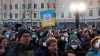 "Sing for Ukraine": Singen für den Frieden - Zeichensetzung für Zusammenhalt: Hunderte Menschen bei Bürgersingen auf dem Neumarkt vor der Frauenkirche