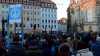 "Sing for Ukraine": Singen für den Frieden - Zeichensetzung für Zusammenhalt: Hunderte Menschen bei Bürgersingen auf dem Neumarkt vor der Frauenkirche