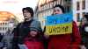 "Sing for Ukraine": Singen für den Frieden - Zeichensetzung für Zusammenhalt: Hunderte Menschen bei Bürgersingen auf dem Neumarkt vor der Frauenkirche