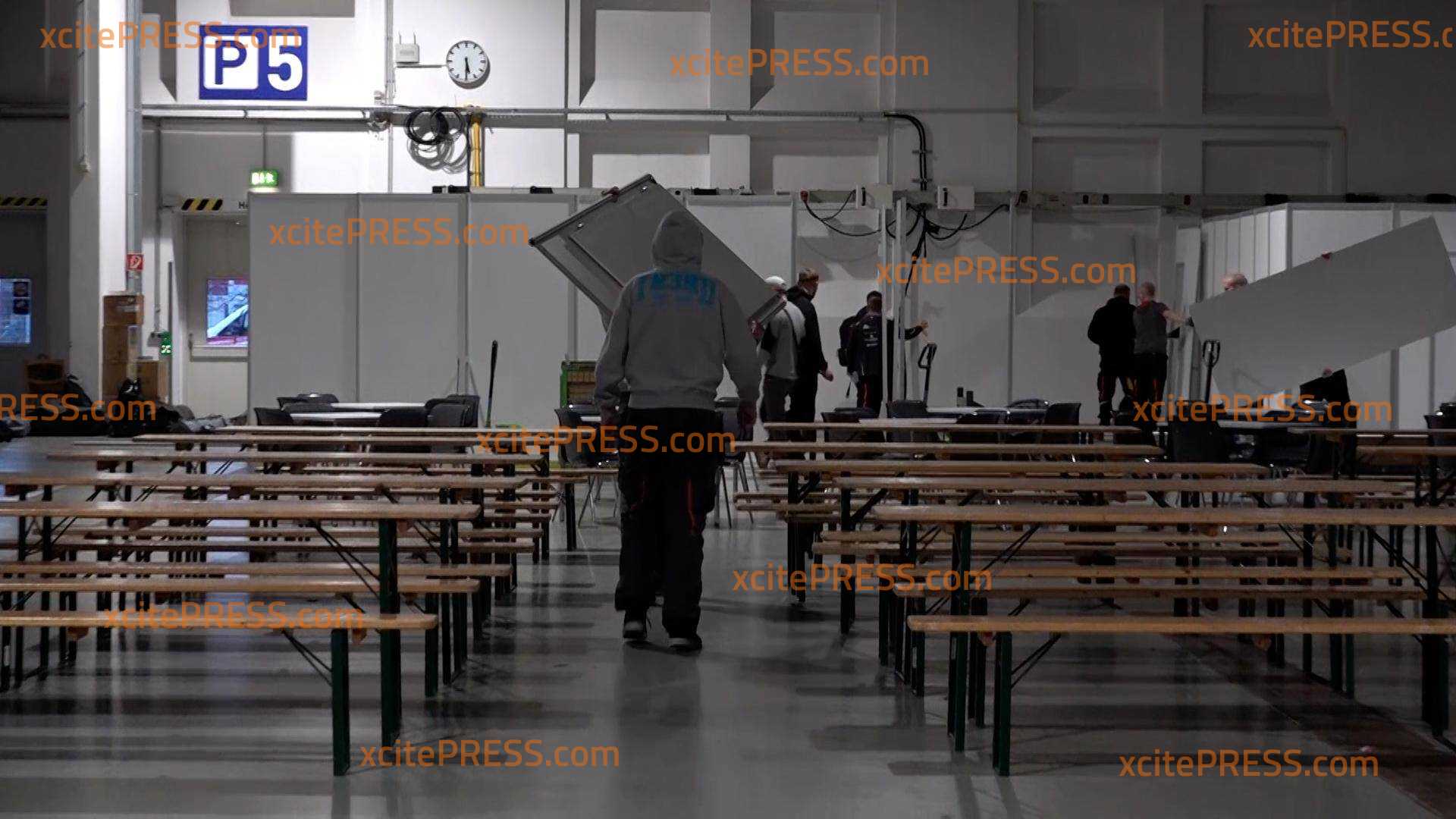 Großes Ankunftszentrum für Flüchtlinge wird in Messehalle eingerichtet: Erste Ukrainer sollen am Dienstag ankommen: Viele Menschen helfen beim Aufbau, Hunderte Frauen und Kinder sollen Obdach bekommen, Kapazitätsprobleme bei Unterbringung