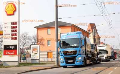 Brummis legen Stadtverkehr lahm : Demonstration gegen hohe Spritpreise im Sächsischen Dresden 