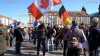 Querdenker haben zu Sächsischer Großdemo aufgerufen und verlangen "echten Freedomday" - Protest vor allem gegen Sächsische Regierung - erneut "Kretschmer verhaften"-Banner bei Demonstranten: Mehrere tausend Teilnehmer - viele Russlandfahnen bei Teilnehmern