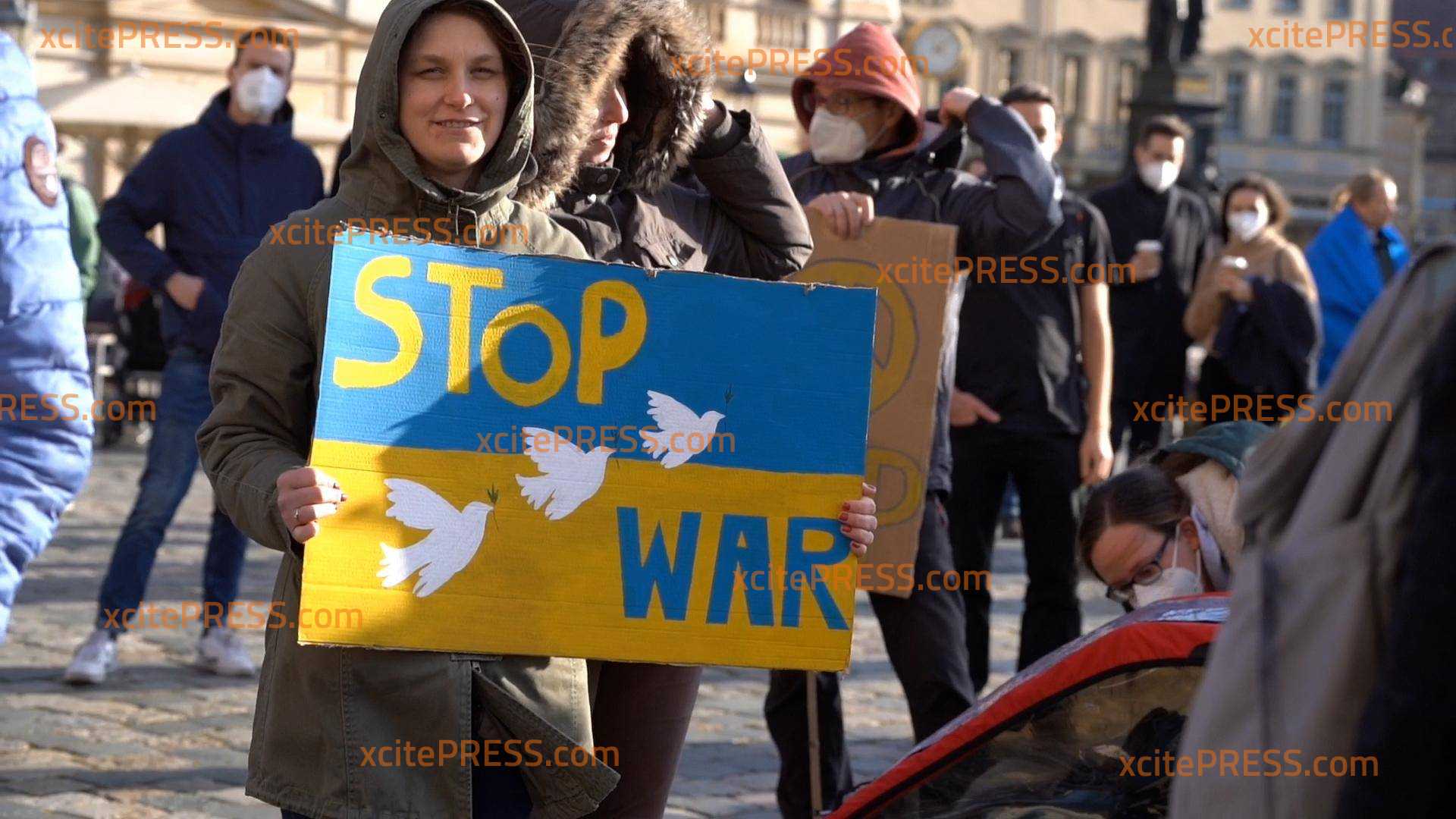 Stand With Ukraine: Solidarität mit der Ukraine: Hunderte bei Demonstration für Frieden auf dem Neumarkt