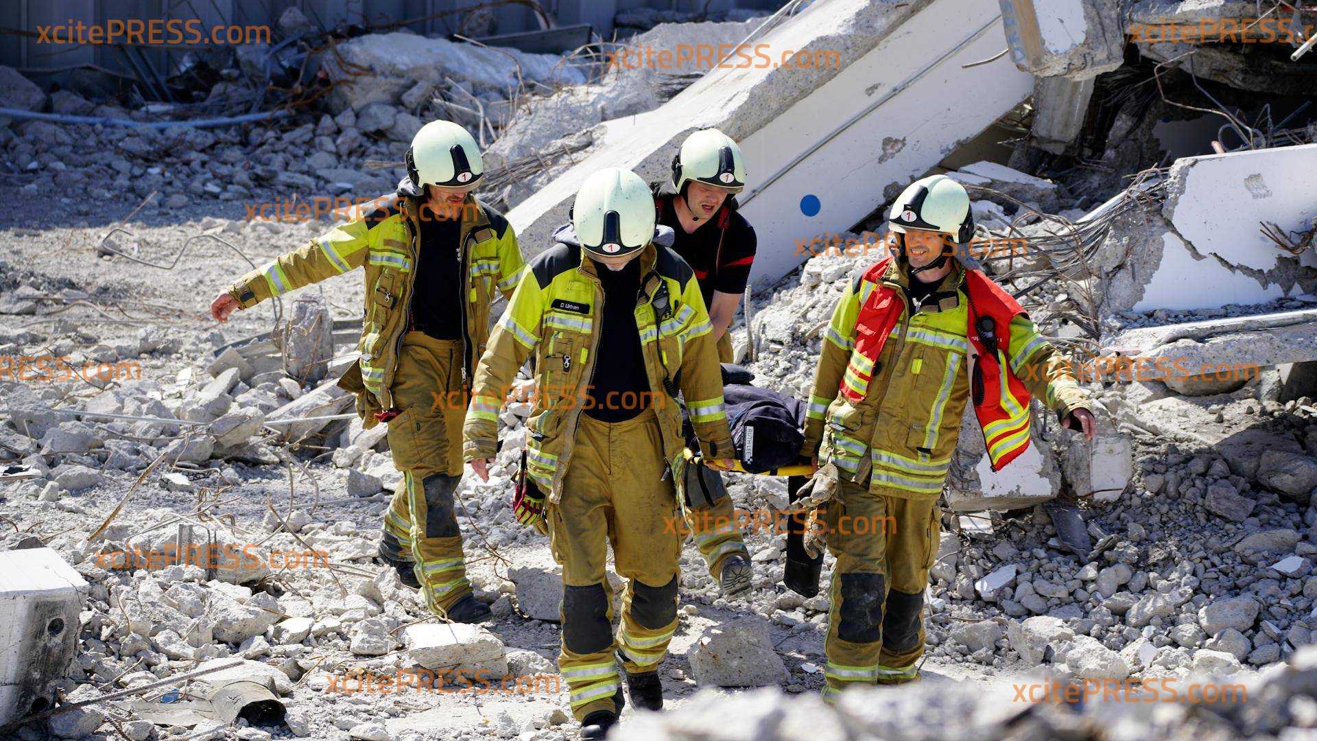 Spektakuläre Rettungsübung: Teile einer Baustelle stürtzen ein! Feuerwehr trainiert Trümmer-Rettung von Verschütteten: Große Übung auf der Baustelle des Kaufpark-Nickern, Schaulustige beobachten Szenario mit viel Interesse