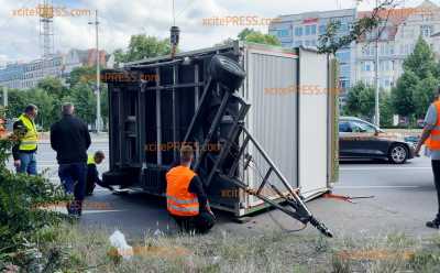 Jahrmarkts-Bude knallt auf Straße und gerät in Schieflage! Unfall sorgt für Verkehrseinschränkungen im City-Feierabendverkehr: LKW verliert im Stadtzentrum seinen Anhänger, aufwendige Bergung mit Kran, hoher Schaden