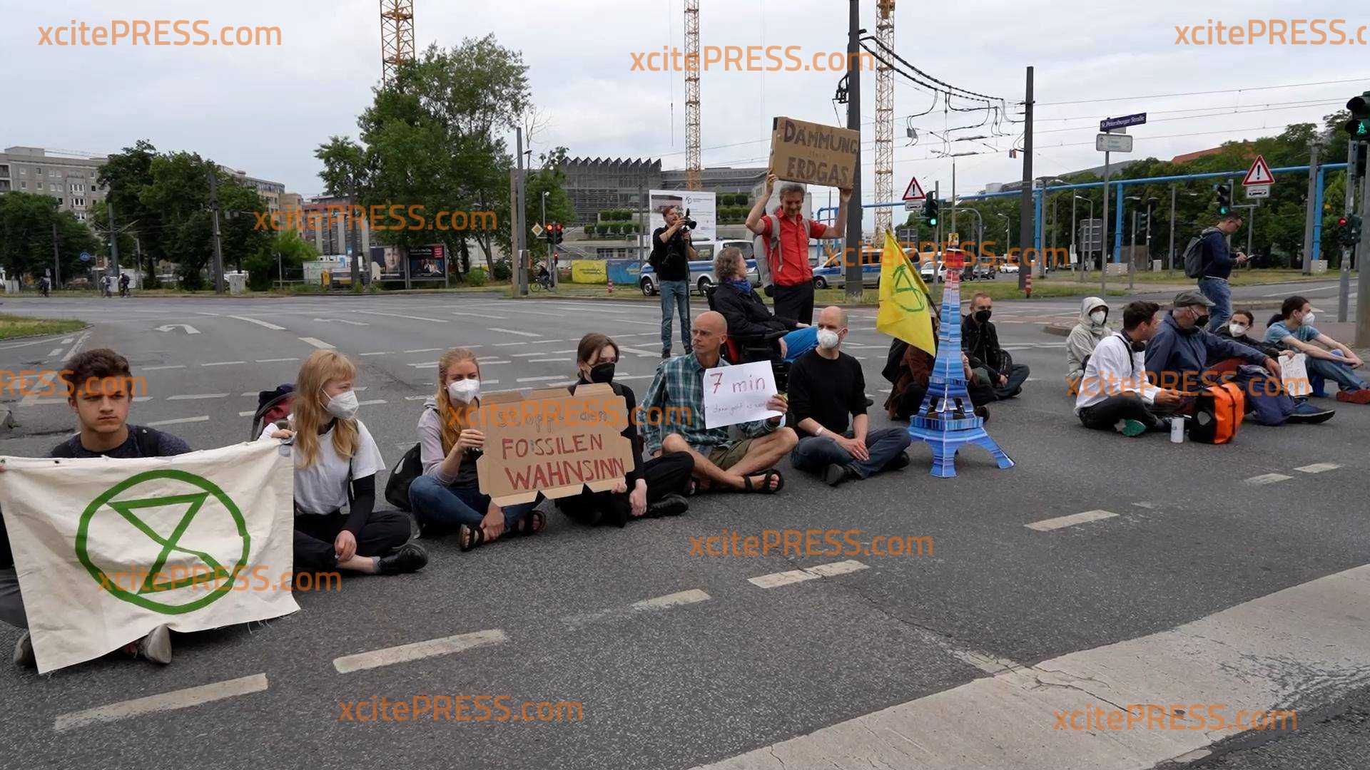 17 Klimaaktivisten besetzen im Berufsverkehr wichtige Verkehrsader: Verkehr muss umgeleitet werden, Autofahrer genervt, Stau in der sächsischen Landeshauptstadt