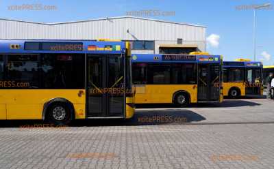 Linienbusse aus Dresden werden nach Butscha in die Ukraine geschickt: Ausrangierte DVB-Busse fahren ins Kriegsgebiet, Oberbürgermeister & Stadträte verabschieden Fahrzeuge