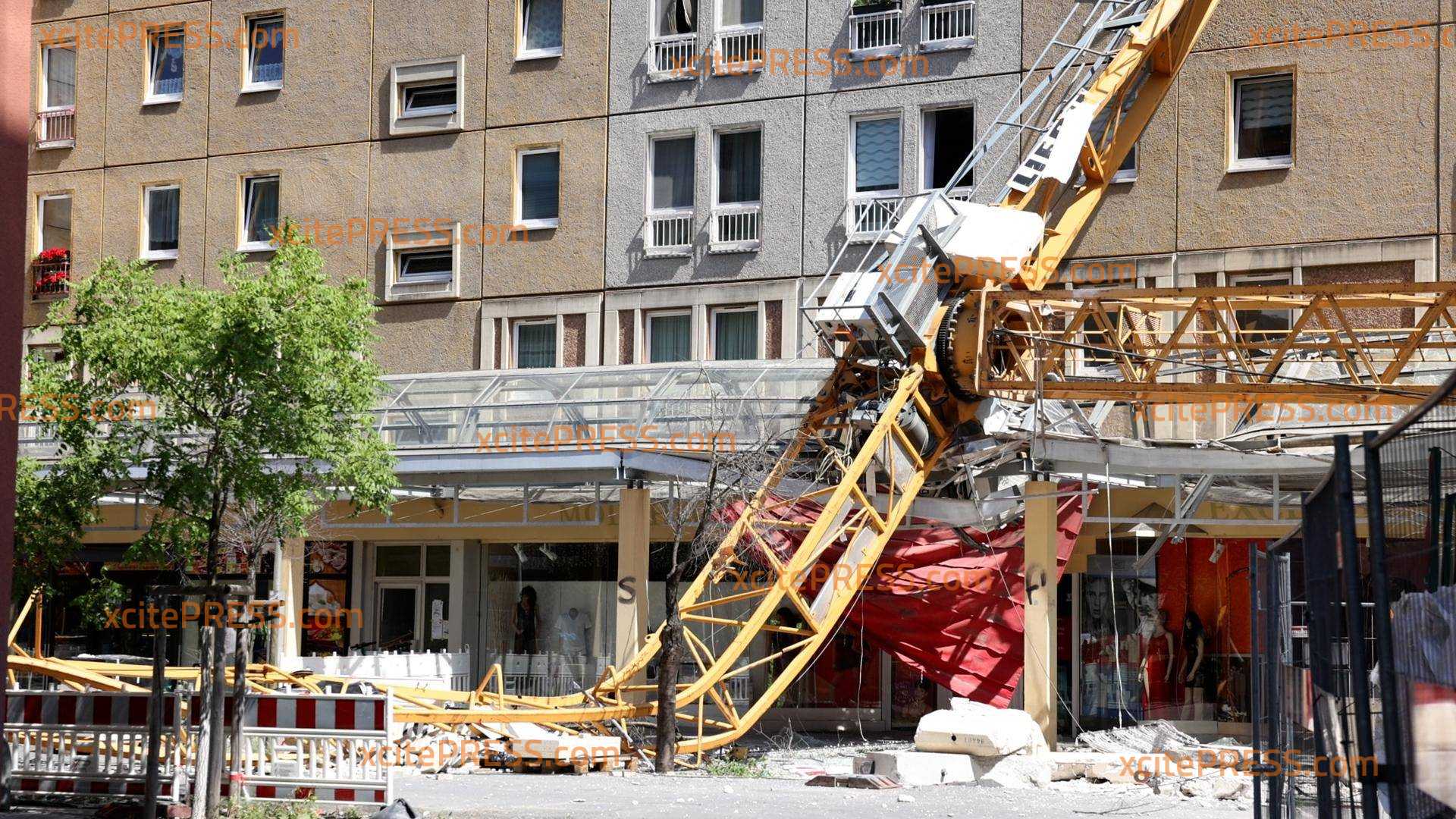 Baukran kracht an Wohngebäude! Schwerer Unfall im Dresdner Stadtzentrum, sehr hoher Schaden - wie durch ein Wunder keine Verletzten: „Menschen haben geschrien, da hat es auch schon gekracht.